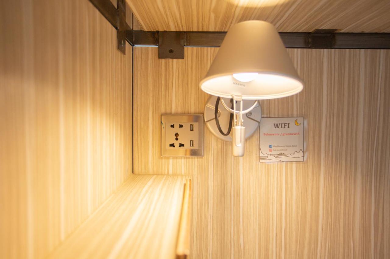 Corner Hostel & Cafe Taipei Bagian luar foto