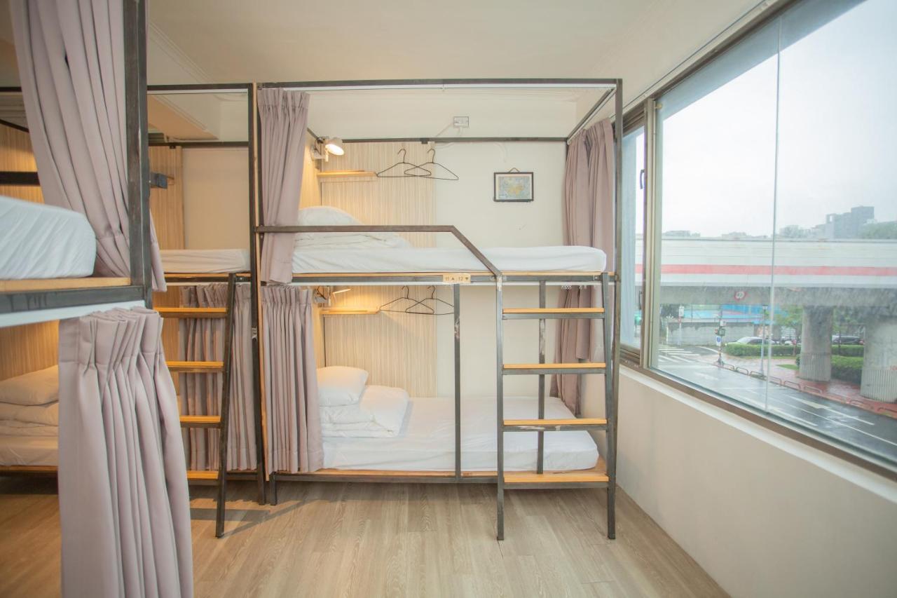 Corner Hostel & Cafe Taipei Bagian luar foto