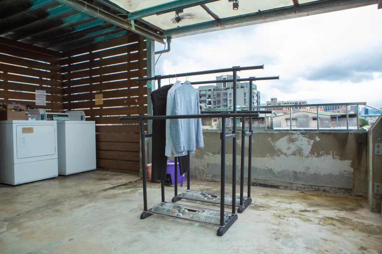 Corner Hostel & Cafe Taipei Bagian luar foto