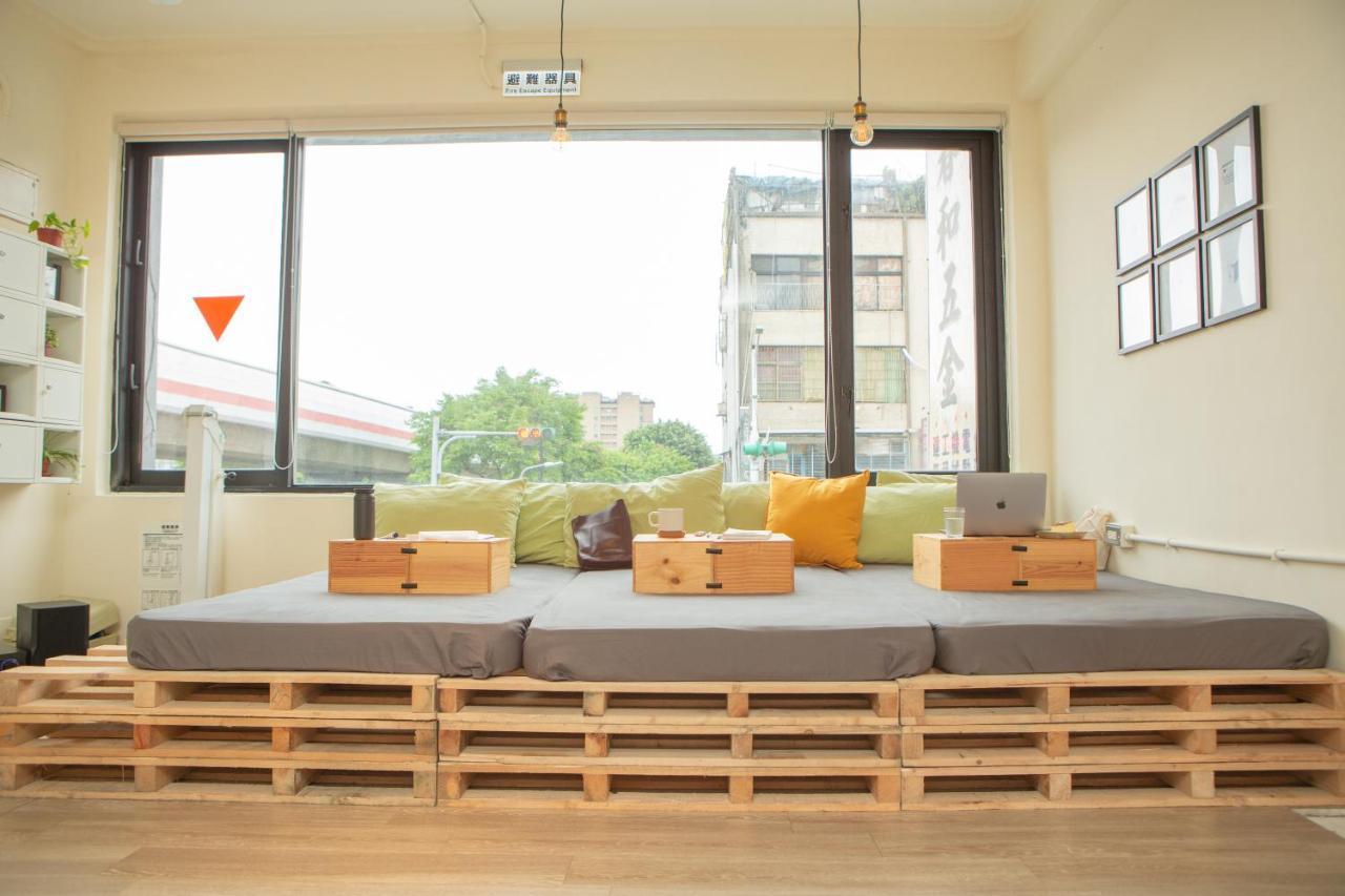 Corner Hostel & Cafe Taipei Bagian luar foto